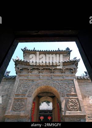 (140523) -- ZHENGZHOU, 23. Mai 2014 (Xinhua) -- Foto vom 23. Mai 2010 zeigt das Steinrelief am Haupttor des Anguo-Tempels, der erstmals während der Sui-Dynastie (581-618 n. Chr.) in der Gemeinde Licun im Bezirk Shanxian in der zentralchinesischen Provinz Henan errichtet wurde. Eine große Anzahl architektonischer Skulpturen wurde in historischen Stätten von Henan erhalten, das eine der Wiegen der chinesischen Zivilisation ist. Viele der Skulpturen, die aus Steinen, Ziegeln oder Holz entstanden, wurden unter anderem als Gebäudeteile von Wohnhäusern, Schreinen und Gedenkbögen verwendet. Underlinin Stockfoto