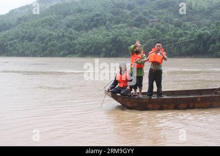 (140523) -- ZHANGZHOU, 23. Mai 2014 (Xinhua) -- Rettungskräfte suchen nach Vermissten auf dem Jiulong River, im Hua an County, südöstliche chinesische Provinz Fujian, 23. Mai 2014. Drei Personen wurden als tot bestätigt und vier werden immer noch vermisst, nachdem am Freitag ein Touristenbus in den Jiulong-Fluss in Hua an gestürzt ist. Es waren 26 Personen im Bus, darunter ein Fahrer, ein Reiseleiter und 24 Touristen aus Taiwan. (Xinhua) (zgp) CHINA-FUJIAN-VERKEHRSUNFALL-TAIWANESISCHE TOURISTEN (CN) PUBLICATIONxNOTxINxCHN Zhang Zhou 23. Mai 2014 XINHUA Rescue Suche nach vermissten Prominenten AUF DEM Jiulong Fluss in Hua in County South East C Stockfoto