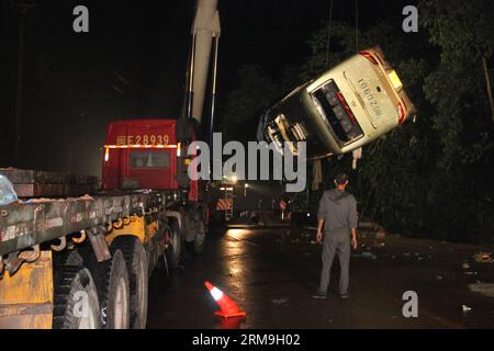 (140523) -- ZHANGZHOU, 23. Mai 2014 (Xinhua) -- Retter holen den Touristenbus, der in den Jiulong Fluss fiel, im Hua an County, südöstliche chinesische Provinz Fujian, 23. Mai 2014. Drei Personen wurden als tot bestätigt und vier werden immer noch vermisst, nachdem am Freitag ein Touristenbus in den Jiulong-Fluss in Hua an gestürzt ist. Es waren 26 Personen im Bus, darunter ein Fahrer, ein Reiseleiter und 24 Touristen aus Taiwan. (Xinhua) (zgp) CHINA-FUJIAN-VERKEHRSUNFALL-TAIWANESISCHE TOURISTEN (CN) PUBLICATIONxNOTxINxCHN Zhang Zhou 23. Mai 2014 XINHUA Rettung des Touristenbusses Thatcher Fur in Jiulong Fluss in Hua bis County so Stockfoto