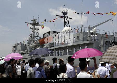 (140523) -- YANGON, 23. Mai 2014 (Xinhua) -- Menschen beobachten ein chinesisches Marineschiff im Hafen Thilawa in Yangon, Myanmar, 23. Mai 2014. Zwei chinesische Marineschiffe, Zheng He Trainingsschiff und Wei Fang Verteidigungsschiff, riefen am Freitagmorgen in Yangon an den Myanmar International Terminals Thilawa (MITT) zu ihrer zweiten Etappe der Asienreise an. (Xinhua/U Aung)(zhf) MYANMAR-YANGON-CHINESE NAVY-VISIT PUBLICATIONxNOTxINxCHN Yangon 23. Mai 2014 XINHUA Prominente Beobachten Sie ein chinesisches Marineschiff IM Hafen VON Yangon Myanmar 23. Mai 2014 zwei chinesische Marineschiffe Zheng HE Schulungsschiff und Wei Fang Verteidigungsschiff CAL Stockfoto