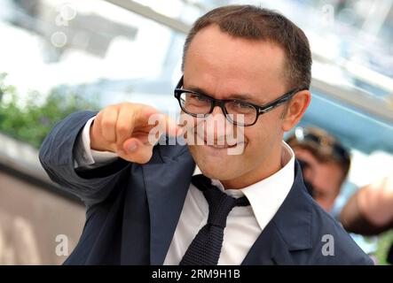 Der russische Regisseur Andrey Zvyagintsev posiert für Fotos während eines Fotogesprächs für den Film Leviathan beim 67. Filmfestival von Cannes in Cannes, Frankreich, 23. Mai 2014. (Xinhua/Chen Xiaowei) FRANCE-CANNES-FILM FESTIVAL-LEVIATHAN PUBLICATIONxNOTxINxCHN der russische Regisseur Andrey Zvyagintsev posiert für Fotos während eines Fotoaufrufs für den Film Leviathan AUF dem 67. Cannes Film Festival in Cannes Frankreich 23. Mai 2014 XINHUA Chen Xiaowei Frankreich Cannes Film Festival Leviathan PUBLTxCHIOxCHN Stockfoto