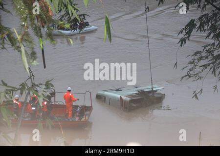 (140523) -- ZHANGZHOU, 23. Mai 2014 (Xinhua) -- Rettungskräfte suchen nach Vermissten auf dem Jiulong River, im Hua an County, südöstliche chinesische Provinz Fujian, 23. Mai 2014. Drei Personen wurden als tot bestätigt und vier werden immer noch vermisst, nachdem am Freitag ein Touristenbus in den Jiulong-Fluss in Hua an gestürzt ist. Es waren 26 Personen im Bus, darunter ein Fahrer, ein Reiseleiter und 24 Touristen aus Taiwan. (Xinhua) (zgp) CHINA-FUJIAN-VERKEHRSUNFALL-TAIWANESISCHE TOURISTEN (CN) PUBLICATIONxNOTxINxCHN Zhang Zhou 23. Mai 2014 XINHUA Rescue Suche nach vermissten Prominenten AUF DEM Jiulong Fluss in Hua in County South East C Stockfoto