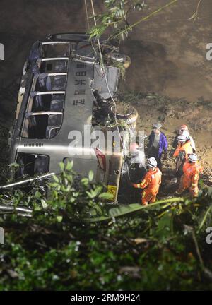 (140523) -- ZHANGZHOU, May 23, 2014 (Xinhua) -- Rescuers retrieve the tourist bus that fell into Jiulong River, in Hua an County, southeast China s Fujian Province, May 23, 2014. Three people were confirmed dead and four are still missing after a tourist bus fell into the Jiulong River in Hua an on Friday. There were 26 people on the bus, including a driver, a tour guide and 24 tourists from Taiwan. (Xinhua) (zgp) CHINA-FUJIAN-TRAFFIC ACCIDENT-TAIWANESE TOURISTS (CN) PUBLICATIONxNOTxINxCHN   Zhang Zhou May 23 2014 XINHUA Rescue  The Tourist Bus Thatcher Fur into Jiulong River in Hua to County Stock Photo