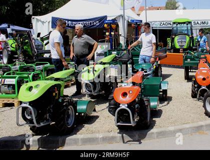 Das Bild vom 23. Mai 2014 zeigt, dass Maschinen während der Landwirtschaftsmesse Novi Sad in Novi Sad, Serbien, gezeigt werden. Rund 1.500 Unternehmen nahmen an der Landwirtschaftsmesse 2014 in Novi Sad, Serbien, Teil. Die 81. Internationale Landwirtschaftsmesse, die am 20. Mai eröffnet wurde, zeigt die neuesten Maschinen und andere Produkte aus der Landwirtschaft sowie Viehzucht. (Xinhua/Nemanja Cabric) (cy) SERBIEN-NOVI SAD-LANDWIRTSCHAFTSMESSE PUBLICATIONxNOTxINxCHN Bild aufgenommen AM 23. Mai 2014 Shows Thatcher Maschinen werden auf der Novi Sad Landwirtschaftsmesse in Novi Sad Serbien rund 1 500 Companie ausgestellt Stockfoto