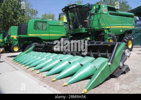 Das Bild vom 23. Mai 2014 zeigt, dass Maschinen während der Landwirtschaftsmesse Novi Sad in Novi Sad, Serbien, gezeigt werden. Rund 1.500 Unternehmen nahmen an der Landwirtschaftsmesse 2014 in Novi Sad, Serbien, Teil. Die 81. Internationale Landwirtschaftsmesse, die am 20. Mai eröffnet wurde, zeigt die neuesten Maschinen und andere Produkte aus der Landwirtschaft sowie Viehzucht. (Xinhua/Nemanja Cabric) (cy) SERBIEN-NOVI SAD-LANDWIRTSCHAFTSMESSE PUBLICATIONxNOTxINxCHN Bild aufgenommen AM 23. Mai 2014 Shows Thatcher Maschinen werden auf der Novi Sad Landwirtschaftsmesse in Novi Sad Serbien rund 1 500 Companie ausgestellt Stockfoto