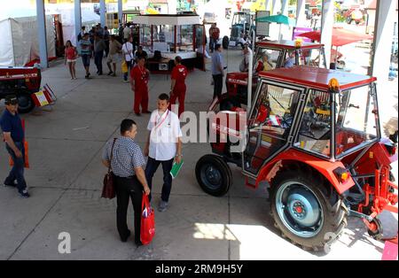 Das Bild vom 23. Mai 2014 zeigt, dass Maschinen während der Landwirtschaftsmesse Novi Sad in Novi Sad, Serbien, gezeigt werden. Rund 1.500 Unternehmen nahmen an der Landwirtschaftsmesse 2014 in Novi Sad, Serbien, Teil. Die 81. Internationale Landwirtschaftsmesse, die am 20. Mai eröffnet wurde, zeigt die neuesten Maschinen und andere Produkte aus der Landwirtschaft sowie Viehzucht. (Xinhua/Nemanja Cabric) (cy) SERBIEN-NOVI SAD-LANDWIRTSCHAFTSMESSE PUBLICATIONxNOTxINxCHN Bild aufgenommen AM 23. Mai 2014 Shows Thatcher Maschinen werden auf der Novi Sad Landwirtschaftsmesse in Novi Sad Serbien rund 1 500 Companie ausgestellt Stockfoto