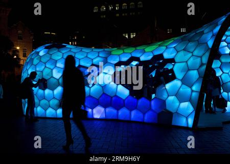 People visit the Vivid Sydney light and music festival in Sydney, Australia, May 23, 2014. The annual festival is sponsored by Australia s New South Wales government as the winter begins. (Xinhua/Jin Linpeng) AUSTRALIA-SYDNEY-LIGHT AND MUSIC-FESTIVAL PUBLICATIONxNOTxINxCHN   Celebrities Visit The Vivid Sydney Light and Music Festival in Sydney Australia May 23 2014 The Annual Festival IS Sponsored by Australia S New South Wales Government As The Winter BEGINS XINHUA Jin Linpeng Australia Sydney Light and Music Festival PUBLICATIONxNOTxINxCHN Stock Photo