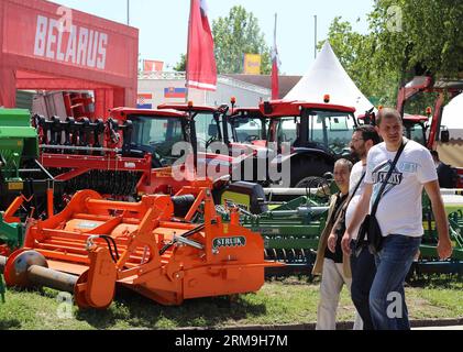 Das Bild vom 23. Mai 2014 zeigt, dass Maschinen während der Landwirtschaftsmesse Novi Sad in Novi Sad, Serbien, gezeigt werden. Rund 1.500 Unternehmen nahmen an der Landwirtschaftsmesse 2014 in Novi Sad, Serbien, Teil. Die 81. Internationale Landwirtschaftsmesse, die am 20. Mai eröffnet wurde, zeigt die neuesten Maschinen und andere Produkte aus der Landwirtschaft sowie Viehzucht. (Xinhua/Nemanja Cabric) (cy) SERBIEN-NOVI SAD-LANDWIRTSCHAFTSMESSE PUBLICATIONxNOTxINxCHN Bild aufgenommen AM 23. Mai 2014 Shows Thatcher Maschinen werden auf der Novi Sad Landwirtschaftsmesse in Novi Sad Serbien rund 1 500 Companie ausgestellt Stockfoto