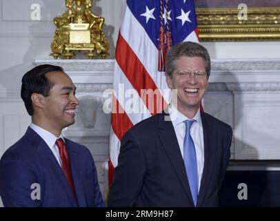 Der Bürgermeister von San Antonio, Julian Castro (L), und der derzeitige Sekretär des Department of Housing and Urban Development (HUD), Shaun Donovan, nehmen an der Ernennung von Donovan zum Leiter des Office of Management and Budget und Julian Castro zum Leiter des HUD im Weißen Haus in Washington D.C. am 23. Mai 2014 Teil. (Xinhua/Yin Bogu) US-WASHINGTON-OBAMA-KABINETTSNOMINIERTEN PUBLICATIONxNOTxINxCHN Bürgermeister von San Antonio Julian Castro l und der derzeitige HUD-Sekretär des Ministeriums für Wohnungswesen und Stadtentwicklung, Shaun Donovan, nehmen an der Ernennung von Donovan zum Leiter des Office of Management and Budget und Julian Castro Teil Stockfoto