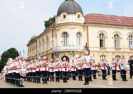 (140524) -- SOFIA, 24. Mai 2014 (Xinhua) -- Bulgaren veranstalten Aktivitäten während des Gedenkens zum Nationalfeiertag für Kultur und slawische Schrift in Sofia, Bulgarien, 24. Mai 2014. Am Samstag fanden in ganz Bulgarien zahlreiche Festlichkeiten statt, um an die Heiligen Kyrill und Methodius zu erinnern, zwei Priester möglicherweise slawischen Ursprungs, die als Mitpatroninnen Europas gelten. (Xinhua/Chen Hang) (lmz) BULGARIEN-SOFIA-KULTUR-KYRILISCHES PUBLICATIONxNOTxINxCHN Sofia 24. Mai 2014 XINHUA Bulgaren veranstalten Aktivitäten während der Gedenkfeier zum Nationalen Tag der Kultur und slawische Schrift in Sofia Bulgarien 24. Mai 2014 numero Stockfoto