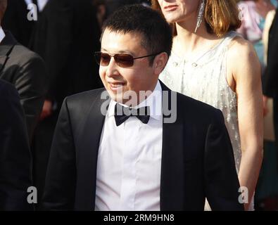 (140524) -- CANNES, 24. Mai 2014 (Xinhua) -- Jurymitglied, chinesischer Regisseur Jia Zhangke kommt für die Vorführung von per un pugno di dollari (Eine Fistful of Dollars) und die abschließende Preisverleihung des 67. Cannes Film Festivals, in Cannes, Frankreich, am 24. Mai 2014. (Xinhua/YE Pingfan) FRANCE-CANNES-FILM FESTIVAL-CLOSING AWARD-RED CARPET PUBLICATIONxNOTxINxCHN Cannes 24. Mai 2014 XINHUA-Jurymitglied Chinesische Regisseurin Jia Zhangke trifft zum Screening von per UN pugno tue dollari eine Handvoll Dollars und der ABSCHLUSSZEREMONIE des 67. Cannes Film Festivals in Cannes am 24. Mai 2014 XINHUA ein Stockfoto