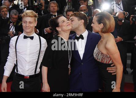 (140524) -- CANNES, 24. Mai 2014 (Xinhua) -- Schauspieler Antoine-Olivier Pilon, Schauspielerin Anne Dorval, Regisseur Xavier Dolan und Schauspielerin Suzanne Clement (von L bis R) kommen für die Vorführung von per un pugno di dollari (Eine Fistful of Dollars) und die abschließende Preisverleihung des 67. Filmfestivals von Cannes, in Cannes, Frankreich, am 24. Mai 2014. (Xinhua/YE Pingfan) FRANCE-CANNES-FILM FESTIVAL-CLOSING AWARD-RED CARPET PUBLICATIONxNOTxINxCHN Cannes 24. Mai 2014 XINHUA-Schauspieler Antoine Olivier Pilon Schauspielerin Anne Dorval Regisseur Xavier Dolan und Schauspielerin Suzanne Clement von l bis r kommen zum Screening von per UN Stockfoto