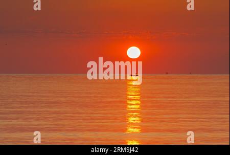 Sonnenuntergang über dem Tunesischen Ozean Stockfoto