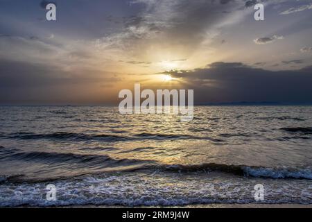 Sonnenuntergang über dem Tunesischen Ozean Stockfoto