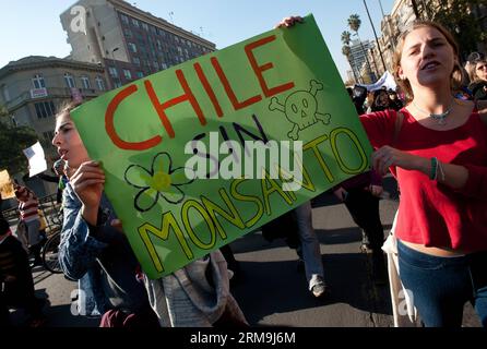 Die Menschen nehmen am 24. Mai 2014 an einem Protest in Santiago, der Hauptstadt Chiles, Teil. Aktivisten aus der ganzen Welt versammelten sich am Samstag während eines weltweiten Protesttages gegen das transgene Unternehmen Monsanto und forderten die Unterstützung der lokalen Landwirte und den Schutz der Nahrungsmittelversorgung. (Xinhua/Jorge Villegas) (zjy) CHILE-SANTIAGO-TRANSGENIC-PROTEST PUBLICATIONxNOTxINxCHN Prominente nehmen AM 24. Mai an einem Protest in der chilenischen Hauptstadt Santiago Teil 2014 Aktivisten aus der ganzen Welt versammelten sich AM Samstag während eines Global Protest Day gegen die transgenic Company Monsanto und forderten die Unterstützung für Lo Stockfoto