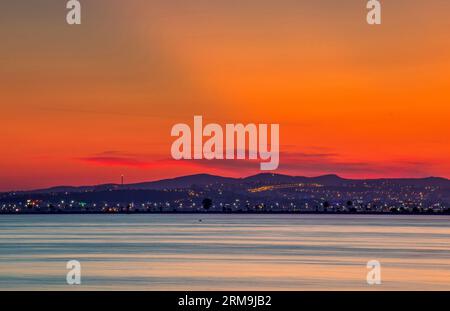 Sonnenuntergang über dem Tunesischen Ozean Stockfoto