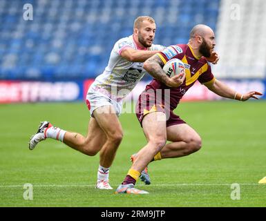 Huddersfield, England - 25. August 2023 Jarrod O’Connor (14) aus Leeds Rhinos tackelt Jake Bibby (5) aus Huddersfield Giants. Rugby League Betfred Super League, Huddersfield Giants vs Leeds Rhinos im John Smith's Stadium, Huddersfield, UK Credit: Dean Williams/Alamy Live News Stockfoto