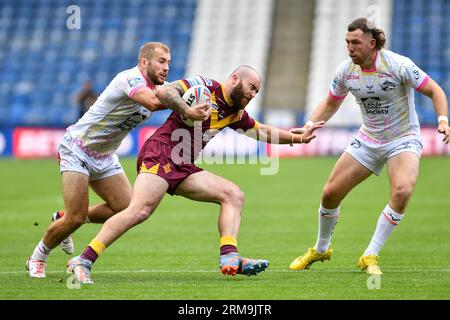 Huddersfield, England - 25. August 2023 Jarrod O’Connor (14) aus Leeds Rhinos tackelt Jake Bibby (5) aus Huddersfield Giants. Rugby League Betfred Super League, Huddersfield Giants vs Leeds Rhinos im John Smith's Stadium, Huddersfield, UK Credit: Dean Williams/Alamy Live News Stockfoto