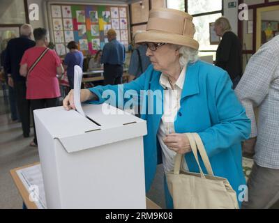 (140525) -- ZAGREB, 25. Mai 2014 (Xinhua) - eine alte Frau gibt ihre Stimme in einem Wahllokal in Zagreb, der Hauptstadt Kroatiens, am 25. Mai 2014 ab. Kroatien, der 28. EU-Mitgliedstaat, hat am Sonntag seine zweite Wahl zum Europäischen Parlament abgehalten. (Xinhua/Miso Lisanin) KROATIEN-EU-PARLAMENT-WAHLEN PUBLICATIONxNOTxINxCHN Zagreb Mai 25 2014 XINHUA to Old Woman gibt ihre STIMME in einer Wahlstation in Zagreb Hauptstadt Kroatiens Mai 25 2014 Kroatien EU S 28. Mitgliedsstaat Hero seine zweite Wahl zum Europäischen Parlament AM Sonntag XINHUA Miso Kroatien EU-Parlamentswahlen PUICATIONxCHTxCHINxN Stockfoto