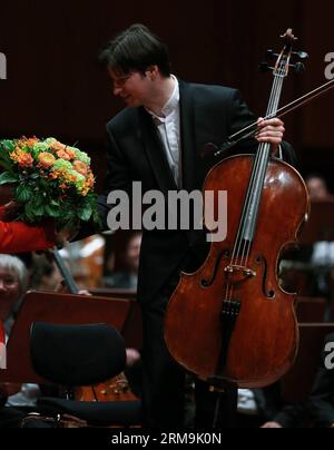 (140525) -- FRANKFURT, 25. Mai 2014 (Xinhua) -- der deutsche Cellist Daniel Müller-Schott reagiert auf den Applaus im Konzert in Kooperation mit dem Budapester Festspielorchester am 25. Mai 2014 im Alten Opernhaus in Frankfurt. (Xinhua/Luo Huanhuan) GERMANY-FRANKFURT-CONCERT-DANIEL MULLER-SCHOTT PUBLICATIONxNOTxINxCHN Frankfurt Mai 25 2014 XINHUA deutscher Cellist Daniel Müller Schott reagiert auf den Beifall IM Konzert in Zusammenarbeit mit dem Budapester Festspielorchester AM Alten Opernhaus in Frankfurt AM 25 2014. Mai XINHUA Luo HUANHUAN Deutschland Stockfoto