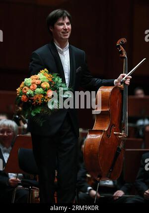 (140525) -- FRANKFURT, 25. Mai 2014 (Xinhua) -- der deutsche Cellist Daniel Müller-Schott reagiert auf den Applaus im Konzert in Kooperation mit dem Budapester Festspielorchester am 25. Mai 2014 im Alten Opernhaus in Frankfurt. (Xinhua/Luo Huanhuan) GERMANY-FRANKFURT-CONCERT-DANIEL MULLER-SCHOTT PUBLICATIONxNOTxINxCHN Frankfurt Mai 25 2014 XINHUA deutscher Cellist Daniel Müller Schott reagiert auf den Beifall IM Konzert in Zusammenarbeit mit dem Budapester Festspielorchester AM Alten Opernhaus in Frankfurt AM 25 2014. Mai XINHUA Luo HUANHUAN Deutschland Stockfoto