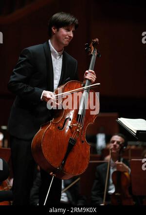 (140525) -- FRANKFURT, 25. Mai 2014 (Xinhua) -- der deutsche Cellist Daniel Müller-Schott reagiert auf den Applaus im Konzert in Kooperation mit dem Budapester Festspielorchester am 25. Mai 2014 im Alten Opernhaus in Frankfurt. (Xinhua/Luo Huanhuan) GERMANY-FRANKFURT-CONCERT-DANIEL MULLER-SCHOTT PUBLICATIONxNOTxINxCHN Frankfurt Mai 25 2014 XINHUA deutscher Cellist Daniel Müller Schott reagiert auf den Beifall IM Konzert in Zusammenarbeit mit dem Budapester Festspielorchester AM Alten Opernhaus in Frankfurt AM 25 2014. Mai XINHUA Luo HUANHUAN Deutschland Stockfoto