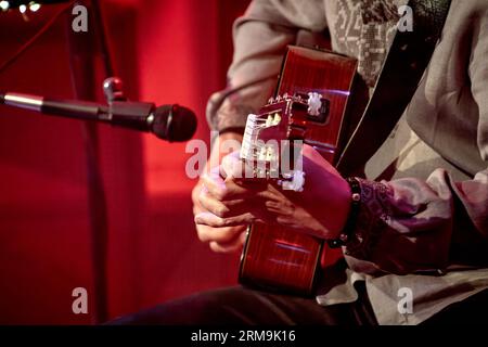 Bild von männlichen Händen, die Akustikgitarre spielen Stockfoto