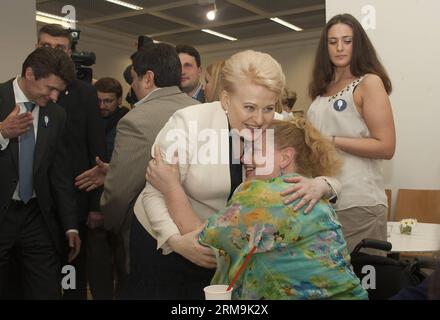 Die litauische Präsidentin Dalia Grybauskaite begrüßt am 26. Mai 2014 in Vilnius eine Unterstützerin. Die litauische Präsidentin Dalia Grybauskaite behielt ihren Posten bei, als sie den sozialdemokratischen Kandidaten Zigmantas Balcytis in einem Stichversuch besiegte, so die vorläufigen Ergebnisse, die Anfang Montag von der Zentralen Wahlkommission veröffentlicht wurden. (Xinhua/Milda) LITAUEN-VILNIUS-WAHLEN-ERGEBNISSE PUBLICATIONxNOTxINxCHN die litauische Präsidentin Dalia Grybauskaite begrüßt eine Unterstützerin in Vilnius Litauen AM 26 2014. Mai behielt die litauische Präsidentin Dalia Grybauskaite ihren Posten bei, als sie den sozialdemokratischen Kandidaten Zigmantas Bal besiegte Stockfoto