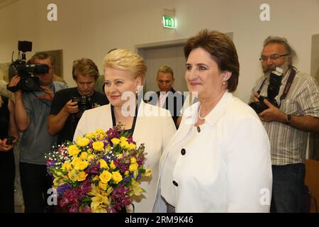 Die litauische Präsidentin Dalia Grybauskaite (L) macht am 26. Mai 2014 in Vilnius, Litauen, ein Foto mit dem litauischen Sprecher Seimas Loreta Grauziniene. Die litauische Präsidentin Dalia Grybauskaite behielt ihren Posten bei, als sie den sozialdemokratischen Kandidaten Zigmantas Balcytis in einem Stichversuch besiegte, so die vorläufigen Ergebnisse, die Anfang Montag von der Zentralen Wahlkommission veröffentlicht wurden. (Xinhua/BU Peng) LITAUEN-VILNIUS-WAHLEN-ERGEBNISSE PUBLICATIONxNOTxINxCHN die litauische Präsidentin Dalia Grybauskaite l fotografiert AM 26 2014. Mai in Vilnius Litauen mit dem litauischen Präsidenten Dal Stockfoto