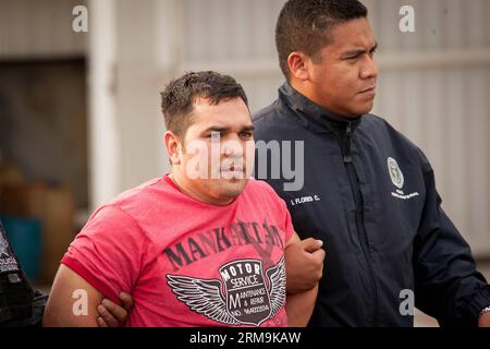 (140526) -- MEXIKO-STADT, 26. Mai 2014 (Xinhua) -- Juan Manuel Rodriguez Garcia (L) alias Juan Perros wird am 25. Mai 2014 von Bundespolizisten während einer Pressekonferenz im Hangar des Generalstaatsanwalts der Republik (PGR) in Mexiko-Stadt, der Hauptstadt Mexikos, begleitet. Rodriguez Garcia, angeblicher Leiter des Golfkartells, wurde in der Gemeinde San Pedro in Nuevo Leon, Monterrey, gefangen genommen. Nach Angaben des Regierungssekretariats war Juan Manuel Rodriguez Garcia einer der 12 meistgesuchten Männer in Mexiko. (Xinhua/Pedro Mera) MEXIKO-MEXIKO-STADT-SICHERHEIT-DROGEN Stockfoto