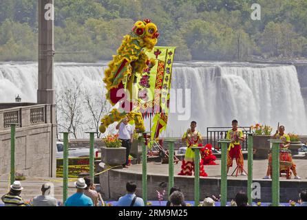 TORONTO, 26. Mai 2014 – Ein Löwentanz-Team der chinesischen Foshan Nanhai Huangfeihong Zhonglian Lion Dragon & Martial Art Association tritt am 26. Mai 2014 in Niagara Falls, Ontario, Kanada, auf. (Xinhua/Zou Zheng) KANADA-TORONTO-CHINESE LION DANCE PUBLICATIONxNOTxINxCHN Toronto Mai 26 2014 ein Lion Dance Team von Chinese Foshan Nanhai Zhonglian Lion Dragon & Martial Art Association tritt in Niagara Falls Ontario Kanada Mai 26 2014 XINHUA Zou Zheng Canada Toronto Chinese Lion Dance PUICATIOxCHINxN auf Stockfoto