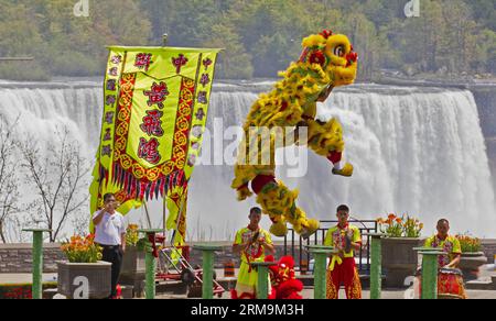 TORONTO, 26. Mai 2014 – Ein Löwentanz-Team der chinesischen Foshan Nanhai Huangfeihong Zhonglian Lion Dragon & Martial Art Association tritt am 26. Mai 2014 in Niagara Falls, Ontario, Kanada, auf. (Xinhua/Zou Zheng) KANADA-TORONTO-CHINESE LION DANCE PUBLICATIONxNOTxINxCHN Toronto Mai 26 2014 ein Lion Dance Team von Chinese Foshan Nanhai Zhonglian Lion Dragon & Martial Art Association tritt in Niagara Falls Ontario Kanada Mai 26 2014 XINHUA Zou Zheng Canada Toronto Chinese Lion Dance PUICATIOxCHINxN auf Stockfoto