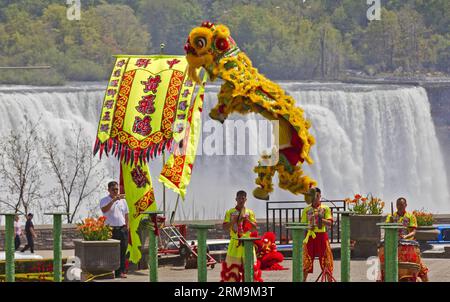 TORONTO, 26. Mai 2014 – Ein Löwentanz-Team der chinesischen Foshan Nanhai Huangfeihong Zhonglian Lion Dragon & Martial Art Association tritt am 26. Mai 2014 in Niagara Falls, Ontario, Kanada, auf. (Xinhua/Zou Zheng) KANADA-TORONTO-CHINESE LION DANCE PUBLICATIONxNOTxINxCHN Toronto Mai 26 2014 ein Lion Dance Team von Chinese Foshan Nanhai Zhonglian Lion Dragon & Martial Art Association tritt in Niagara Falls Ontario Kanada Mai 26 2014 XINHUA Zou Zheng Canada Toronto Chinese Lion Dance PUICATIOxCHINxN auf Stockfoto