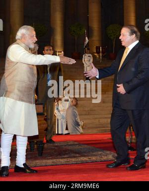 NEW DELHI, 26. Mai 2014 - der pakistanische Premierminister Nawaz Sharif (R) begrüßt Narendra Modi während der Vereidigung von Modi als 15. Premierminister im Präsidentenpalast in Neu-Delhi, Indien, am 26. Mai 2014. Narendra Modi, der Sohn eines Teehändlers, schuf am Montag Geschichte, indem er in einer großen Zeremonie, an der sein Amtskollege aus Pakistan zusammen mit Staatsoberhäuptern anderer südasiatischer Nationen teilnahm, neuer indischer Premierminister wurde. (Xinhua/Indian Presidential Palace) INDIEN-NEU-DELHI-PAKISTAN-PM-MODI PUBLICATIONxNOTxINxCHN Neu-Delhi Mai 26 2014 pakistanischer Premierminister Nawaz Sharif Stockfoto