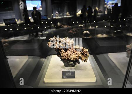 (140527) -- TAIYUAN, 27. Mai 2014 (Xinhua) -- Foto aufgenommen am 27. Mai 2014 zeigt ein Exemplar von einheimischem Kupfer im Geologischen Museum Shanxi in Taiyuan, der Hauptstadt der nordchinesischen Provinz Shanxi. Das Geologische Museum Shanxi wurde am 18. Mai nach acht Jahren Planung und Bau der Stadt eröffnet. (Xinhua/Zhan Yan) (wf) CHINA-SHANXI-GEOLOGICAL MUSEUM (CN) PUBLICATIONxNOTxINxCHN Taiyuan Mai 27 2014 XINHUA Foto aufgenommen AM 27 2014. Mai zeigt ein Exemplar von HEIMISCHEM Kupfer IM Shanxi Geological Museum in Taiyuan Hauptstadt von Nordchina Provinz S Shanxi Shanxi Geological Museum eröffnet AM 18. Mai Stockfoto