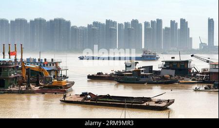 (140527) -- CHANGSHA, 27. Mai 2014 (Xinhua) -- Foto aufgenommen am 27. Mai 2014 zeigt den Hauptkanal des Xiangjiang-Flusses in Changsha, der Hauptstadt der zentralchinesischen Provinz Hunan. Der Hochwassergipfel des Xiangjiang-Flusses zog am Dienstag durch Changsha. (Xinhua/Long Hongtao) (zkr) PUBLICATIONxNOTxINxCHN Changsha Mai 27 2014 XINHUA Foto aufgenommen AM Mai 27 2014 zeigt den Hauptkanal des Xiang Jiang Flusses in der Hauptstadt von Changsha in der Provinz S Hunan der Hochwassergipfel des Xiang Jiang Flusses zog AM Dienstag durch Changsha XINHUA Long Hongtao CCR PUBLICATIONxNOTxINxCHN Stockfoto