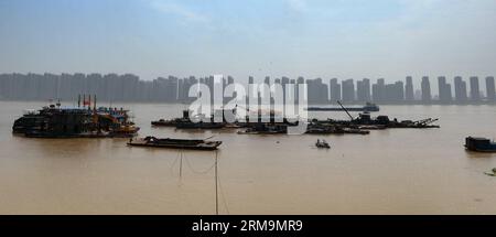 (140527) -- CHANGSHA, 27. Mai 2014 (Xinhua) -- Foto aufgenommen am 27. Mai 2014 zeigt den Hauptkanal des Xiangjiang-Flusses in Changsha, der Hauptstadt der zentralchinesischen Provinz Hunan. Der Hochwassergipfel des Xiangjiang-Flusses zog am Dienstag durch Changsha. (Xinhua/Long Hongtao) (zkr) PUBLICATIONxNOTxINxCHN Changsha Mai 27 2014 XINHUA Foto aufgenommen AM Mai 27 2014 zeigt den Hauptkanal des Xiang Jiang Flusses in der Hauptstadt von Changsha in der Provinz S Hunan der Hochwassergipfel des Xiang Jiang Flusses zog AM Dienstag durch Changsha XINHUA Long Hongtao CCR PUBLICATIONxNOTxINxCHN Stockfoto