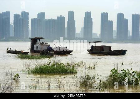 (140527) -- CHANGSHA, 27. Mai 2014 (Xinhua) -- Foto aufgenommen am 27. Mai 2014 zeigt den Hauptkanal des Xiangjiang-Flusses in Changsha, der Hauptstadt der zentralchinesischen Provinz Hunan. Der Hochwassergipfel des Xiangjiang-Flusses zog am Dienstag durch Changsha. (Xinhua/Long Hongtao) (zkr) PUBLICATIONxNOTxINxCHN Changsha Mai 27 2014 XINHUA Foto aufgenommen AM Mai 27 2014 zeigt den Hauptkanal des Xiang Jiang Flusses in der Hauptstadt von Changsha in der Provinz S Hunan der Hochwassergipfel des Xiang Jiang Flusses zog AM Dienstag durch Changsha XINHUA Long Hongtao CCR PUBLICATIONxNOTxINxCHN Stockfoto