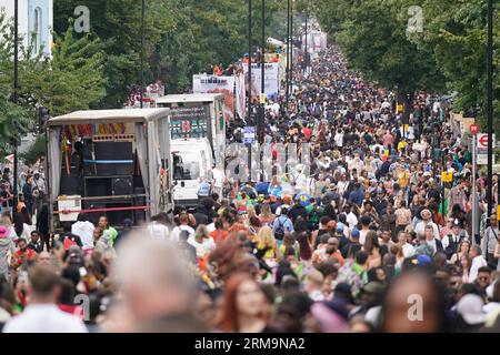 Menschenmassen während der Children's Day Parade, Teil der Notting Hill Carnival Feier im Westen Londons während des Summer Bank Holiday Weekend. Bilddatum: Sonntag, 27. August 2023. Stockfoto