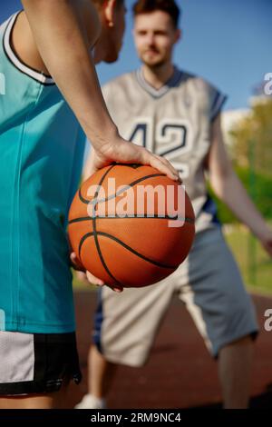 Nahaufnahme von zwei Männern, die Basketball spielen Stockfoto