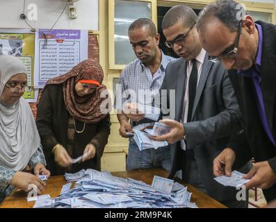 (140528) -- ALEXANDRIA, 28. Mai 2014 (Xinhua) -- ägyptische Wahlhelfer zählen am 28. Mai 2014 in Alexandria, der Küstenstadt Ägyptens, die Stimmzettel auf einer Wahlstation. Die dreitägige Abstimmung in Ägypten endete am Mittwoch um 21.00 Uhr Ortszeit (1800 GMT) für die ersten Präsidentschaftswahlen nach dem Sturz des ehemaligen islamistischen Präsidenten Mohamed Mursi. (Xinhua/Asmaa Abdelatif) ÄGYPTEN-PRÄSIDENTENWAHL-ABSCHLUSS PUBLICATIONxNOTxINxCHN Alexandria Mai 28 2014 XINHUA Ägyptische Wahlhelfer zählen AM 28 2014. Mai in der ägyptischen Stadt Alexandria Costal die Stimmzettel in einer Wahlstation Stockfoto