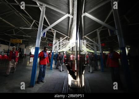 HIMACHAL PRADESH, May 28, 2013 (Xinhua) -- Porters wait for passengers on the platform as a train on the Kalka-Shimla Railway stops in Shimla station in north India s Himachal Pradesh, May 28, 2014. The Kalka-Shimla Railway is a 762?mm narrow gauge railway in North-West India s Himachal Pradesh travelling along a mostly mountainous route from Kalka to Shimla. It is known for dramatic views of the hills and surrounding villages. The 96-km long railway was built since 1898 to provide a service to the highland town of Shimla. Three still fully operational railways, the Darjeeling Himalayan Railwa Stock Photo