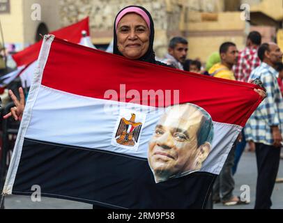 (140528) -- ALEXANDRIA, 28. Mai 2014 (Xinhua) -- Ein Unterstützer des ägyptischen Präsidentschaftskandidaten Abdel Fattah al-Sisi hält am 28. Mai 2014 eine ägyptische Nationalflagge mit einem eingeklebten Porträt von Sisi in der Nähe einer Wahlstation in Alexandria, der Küstenstadt Ägyptens. Die dreitägige Abstimmung in Ägypten endete am Mittwoch um 21.00 Uhr Ortszeit (1800 GMT) für die ersten Präsidentschaftswahlen nach dem Sturz des ehemaligen islamistischen Präsidenten Mohamed Mursi. (Xinhua/Asmaa Abdelatif) ÄGYPTEN-PRÄSIDENTENWAHL-ABSCHLUSS PUBLICATIONxNOTxINxCHN Alexandria Mai 28 2014 XINHUA ein Unterstützer des ägyptischen Präsidenten Stockfoto