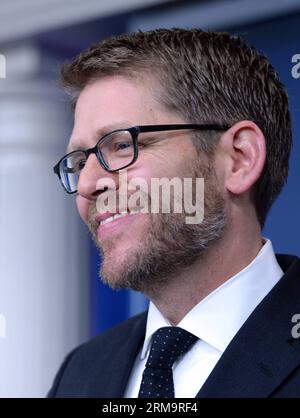 Das Aktenfoto vom 9. Januar 2014 zeigt, wie der Pressesprecher des Weißen Hauses, Jay Carney, bei einem täglichen Briefing im Weißen Haus, Washington D.C., in den Vereinigten Staaten spricht. (Xinhua/Yin Bogu) US-WASHINGTON-WHITE HOUSE-PRESS SECRETARY-RESIGNATION PUBLICATIONxNOTxINxCHN File Foto aufgenommen AM 9. Januar 2014 zeigt, wie der Pressesprecher DES Weißen HAUSES Jay Carney BEI einer täglichen Briefing IM Weißen HAUS Washington D C die Vereinigten Staaten XINHUA Yin Bogu US-Washington Press Secretary Resignation PUBLICATINxCHN TxCHN spricht Stockfoto