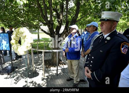 (140530) -- NEW YORK, 30. Mai 2014 (Xinhua) -- Ein Feuerwehrmann nimmt am 30. Mai 2014 an der Kranzlege am Ground Zero in New York, USA, Teil. Anlässlich des 12. Jahrestages des offiziellen Endes der Rettungs- und Bergungsbemühungen wurde eine Kranzlege-Zeremonie zu Ehren der Tausenden von Rettungs- und Bergungskräften abgehalten. Am 30. Mai 2002 war die letzte Säule das letzte Stahlstück, das aus Ground Zero entfernt wurde. (Xinhua/Wang Lei) US-NEW YORK-9/11-RESCUE-CEREMONY PUBLICATIONxNOTxINxCHN New York Mai 30 2014 XINHUA ein Feuerwehrmann nimmt an der Legezeremonie AM Ground Zero in Teil Stockfoto