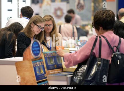 (140530) -- NEW YORK, 30. Mai 2014 (Xinhua) -- Leser wählen Bücher, die während der BookExpo America (BEA) in New York City, USA, am 30. Mai 2014 gekauft werden sollen. Die BookExpo America (BEA), die hier am Freitag ihren Anfang nahm, ist die größte jährliche Buchmesse in den Vereinigten Staaten. (Xinhua/Wang Lei) US-NEW YORK-PUBLISHING-BOOKEXPO AMERICA PUBLICATIONxNOTxINxCHN New YORK Mai 30 2014 XINHUA Leserinnen und Leser entscheiden sich für Bücher, die während des America Bea Hero in New York City gekauft WERDEN sollen die Vereinigten Staaten Mai 30 2014 America Bea, die hier AM Freitag IHREN Anfang nahm, IST die größte jährliche Buchmesse in den Vereinigten Staaten Stockfoto