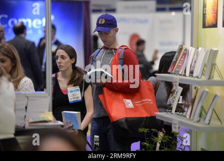 (140530) -- NEW YORK, 30. Mai 2014 (Xinhua) -- Leser wählen Bücher, die während der BookExpo America (BEA) in New York City, USA, am 30. Mai 2014 gekauft werden sollen. Die BookExpo America (BEA), die hier am Freitag ihren Anfang nahm, ist die größte jährliche Buchmesse in den Vereinigten Staaten. (Xinhua/Wang Lei) US-NEW YORK-PUBLISHING-BOOKEXPO AMERICA PUBLICATIONxNOTxINxCHN New YORK Mai 30 2014 XINHUA Leserinnen und Leser entscheiden sich für Bücher, die während des America Bea Hero in New York City gekauft WERDEN sollen die Vereinigten Staaten Mai 30 2014 America Bea, die hier AM Freitag IHREN Anfang nahm, IST die größte jährliche Buchmesse in den Vereinigten Staaten Stockfoto