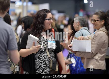 (140530) -- NEW YORK, 30. Mai 2014 (Xinhua) -- Leser wählen Bücher, die während der BookExpo America (BEA) in New York City, USA, am 30. Mai 2014 gekauft werden sollen. Die BookExpo America (BEA), die hier am Freitag ihren Anfang nahm, ist die größte jährliche Buchmesse in den Vereinigten Staaten. (Xinhua/Wang Lei) US-NEW YORK-PUBLISHING-BOOKEXPO AMERICA PUBLICATIONxNOTxINxCHN New YORK Mai 30 2014 XINHUA Leserinnen und Leser entscheiden sich für Bücher, die während des America Bea Hero in New York City gekauft WERDEN sollen die Vereinigten Staaten Mai 30 2014 America Bea, die hier AM Freitag IHREN Anfang nahm, IST die größte jährliche Buchmesse in den Vereinigten Staaten Stockfoto