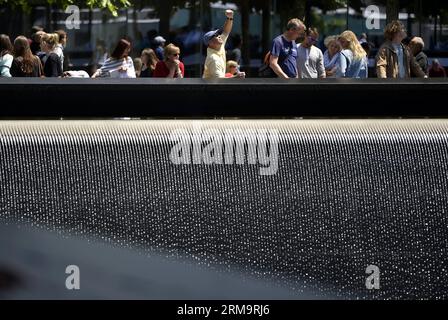 (140530) -- NEW YORK, 30. Mai 2014 (Xinhua) -- Menschen besuchen den südreflektierenden Pool am Ground Zero in New York, USA, 30. Mai 2014. Anlässlich des 12. Jahrestages des offiziellen Endes der Rettungs- und Bergungsbemühungen wurde eine Kranzlege-Zeremonie zu Ehren der Tausenden von Rettungs- und Bergungskräften abgehalten. Am 30. Mai 2002 war die letzte Säule das letzte Stahlstück, das aus Ground Zero entfernt wurde. (Xinhua/Wang Lei) US-NEW YORK-9/11-RESCUE-CEREMONY PUBLICATIONxNOTxINxCHN New York Mai 30 2014 XINHUA Prominente besuchen den South Reflecting Pool AM Ground Zero in New York T Stockfoto