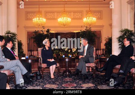 Singapurs Premierminister Lee Hsien Loong (2. R) trifft sich mit Fu Ying (3. L), Vorsitzende des Ausschusses für auswärtige Angelegenheiten des chinesischen Nationalen Volkskongresses, in Singapur am 31. Mai 2014. (Xinhua/Dann Chih Wey) SINGAPUR-SHANGRI-LA DIALOGUE-LEE-HSIEN LOONG-FU YING PUBLICATIONxNOTxINxCHN der Premierminister von Singapur Lee Hsien Loong 2. r trifft sich mit Fu Ying 3. l Vorsitzende des chinesischen Ausschusses für auswärtige Angelegenheiten S National Celebrities S Kongress im Mai 31 2014 in Singapur XINHUA dann Chih Wey Singapur Shangri La Dialog Lee Hsien Loong Fu Ying PUBLICATIONxNOTxINxCHN Stockfoto